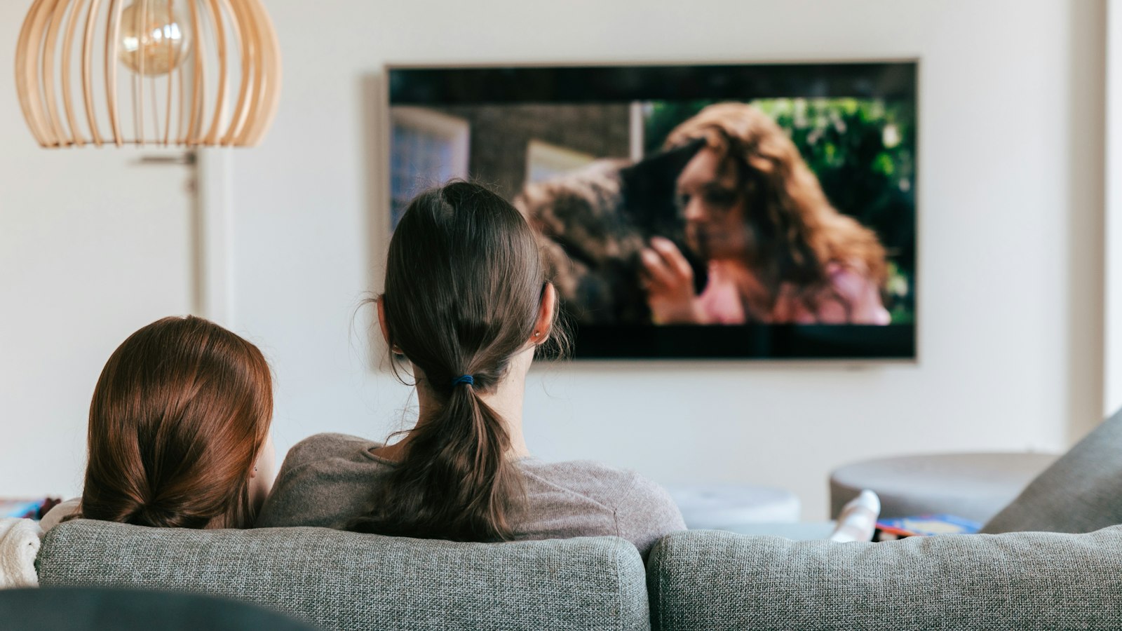 Dos personas en el sofá viendo la tele