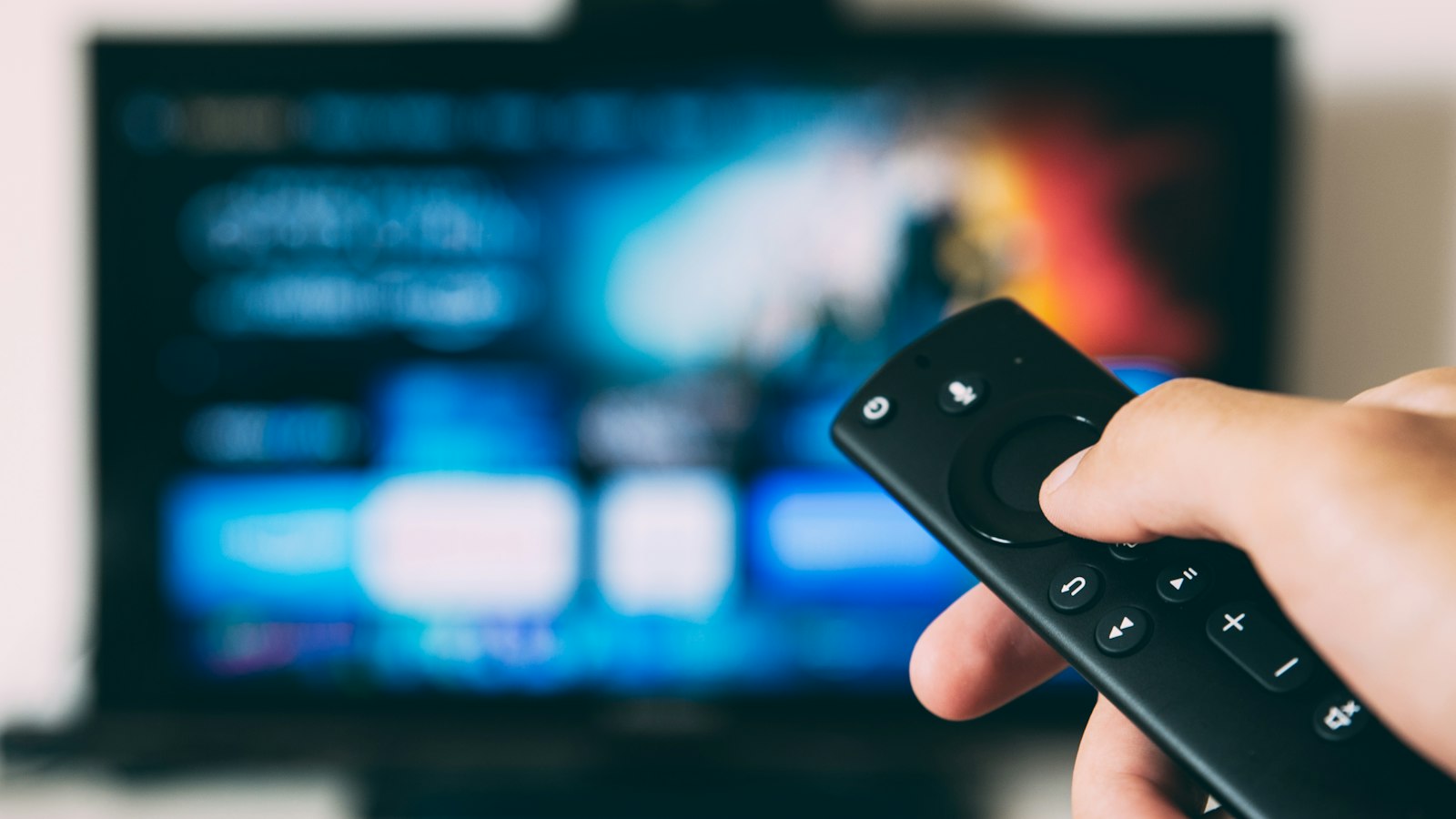 Een ingeschakelde smart tv in de woonkamer