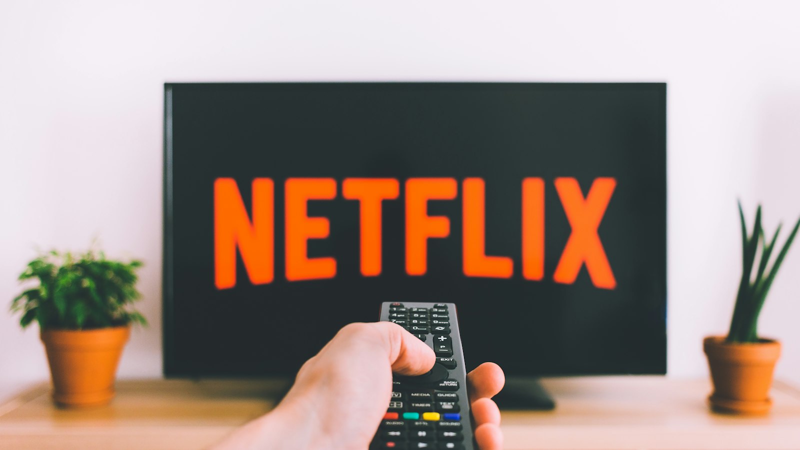 Afstandsbediening gericht op een tv