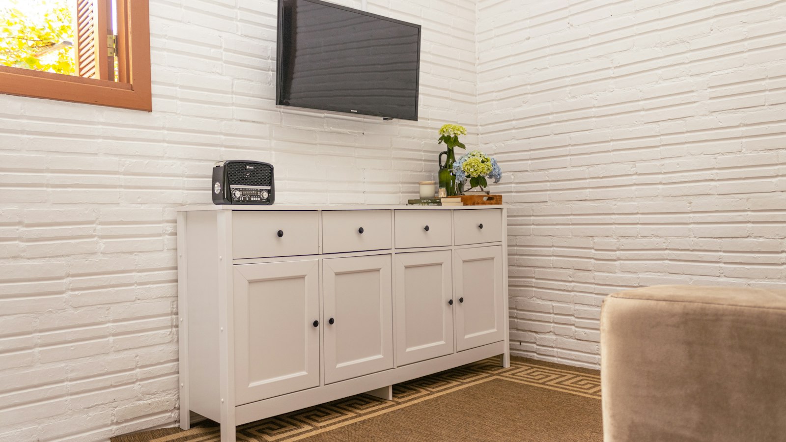 Tv boven een wit dressoir