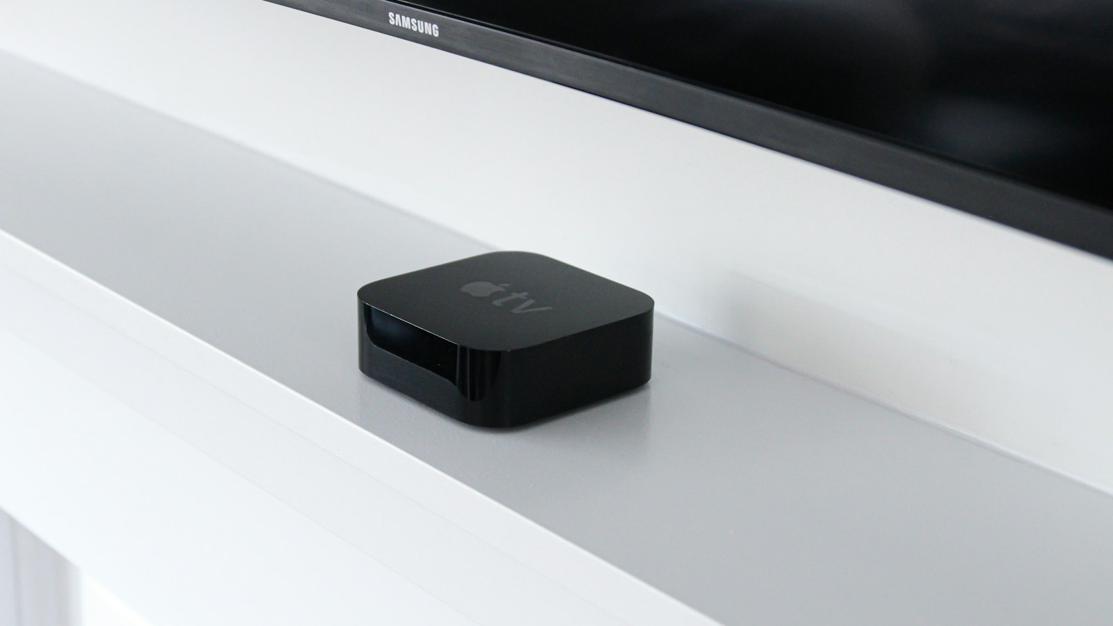 Caja de TV negra sobre una mesa blanca