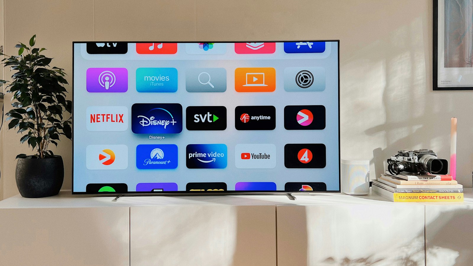 Televisor sobre un mueble blanco