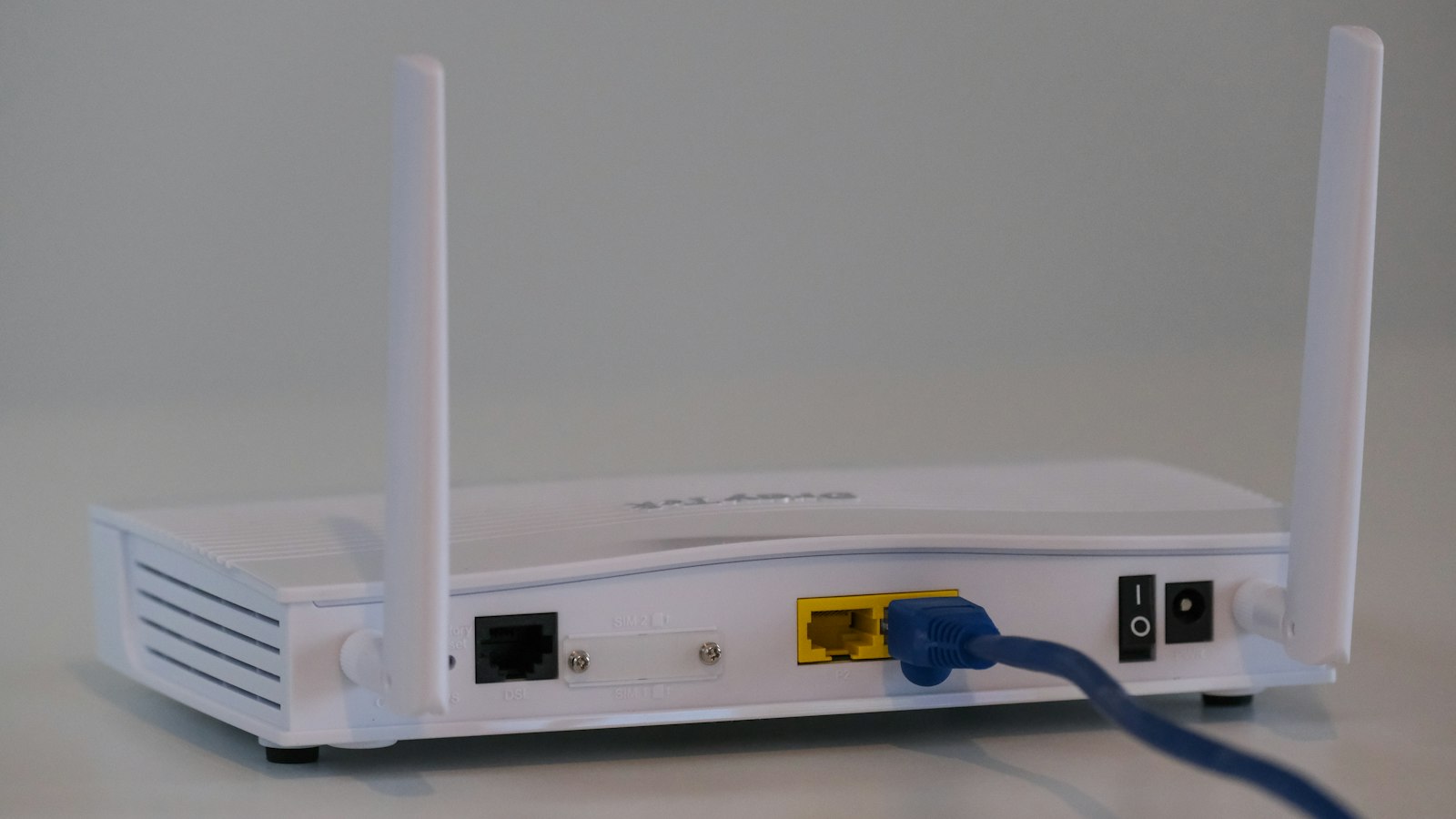 Router blanco sobre una mesa