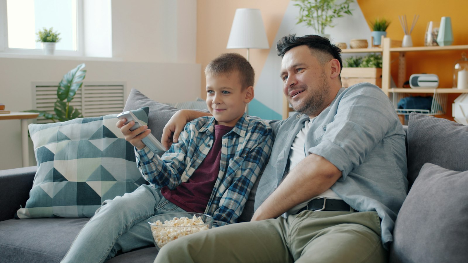 Padre e hijo viendo la tele juntos