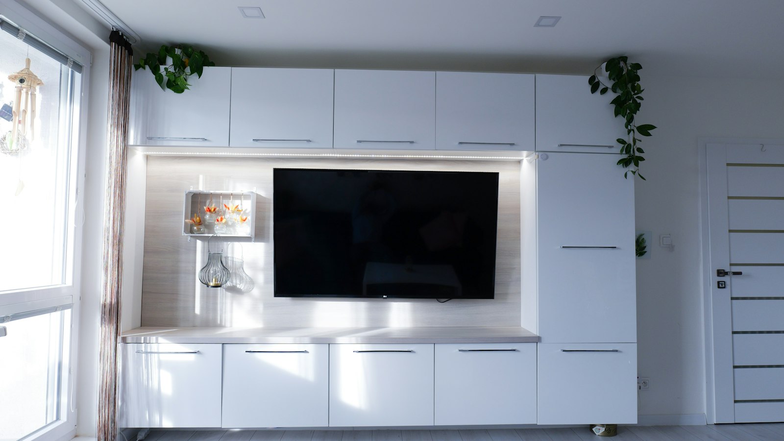 Mueble de TV blanco con pantalla grande