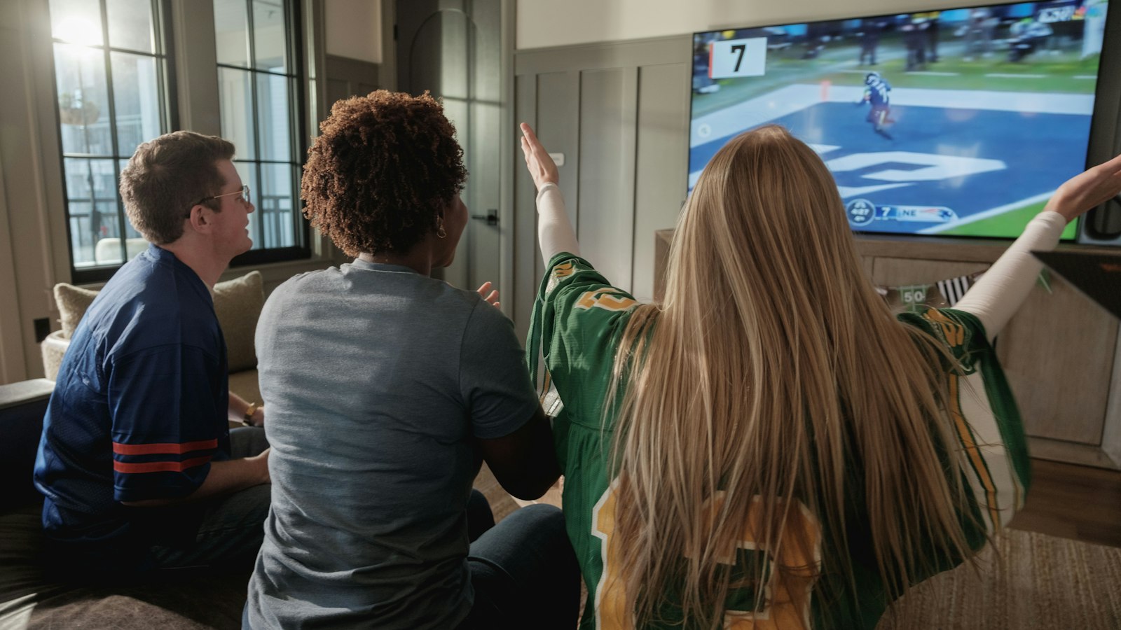 Vrienden kijken thuis samen sport