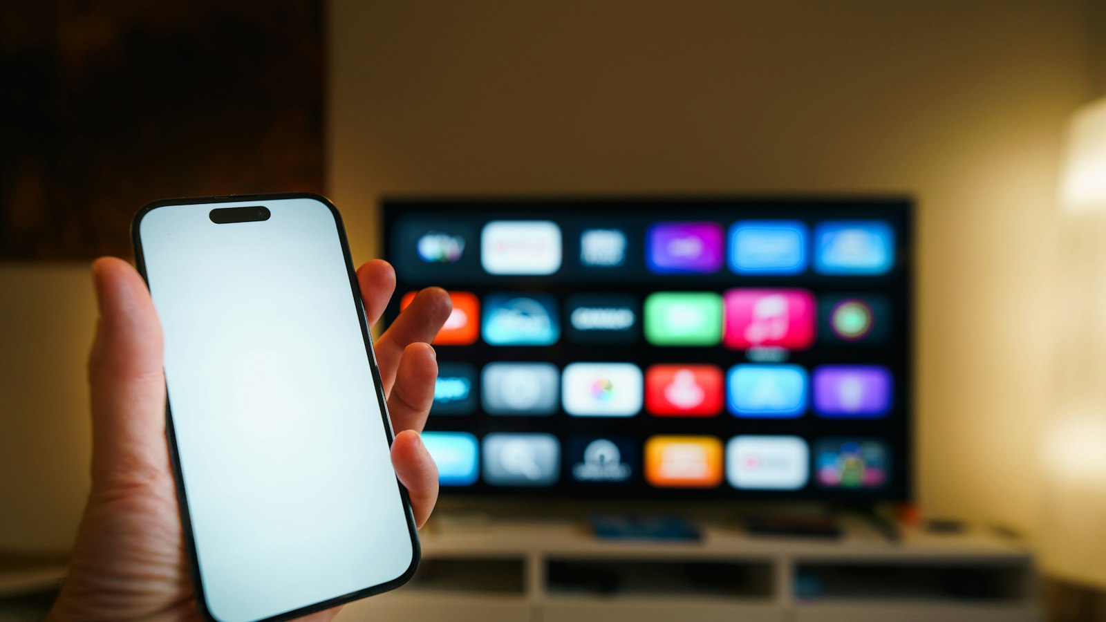 Móvil delante de una Smart TV