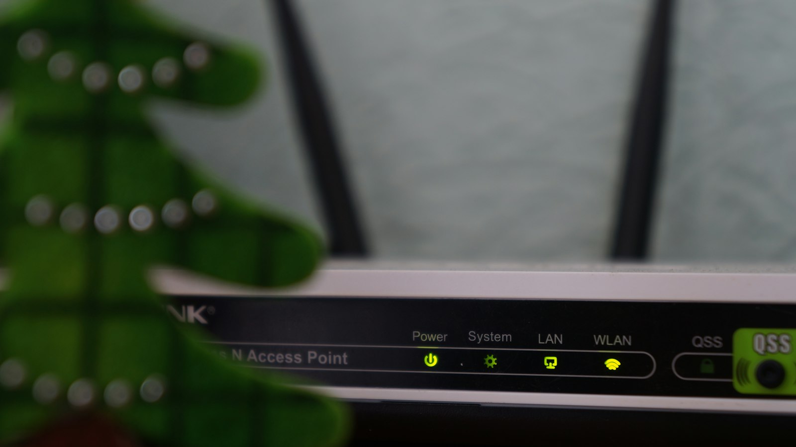 Módem router con las luces encendidas