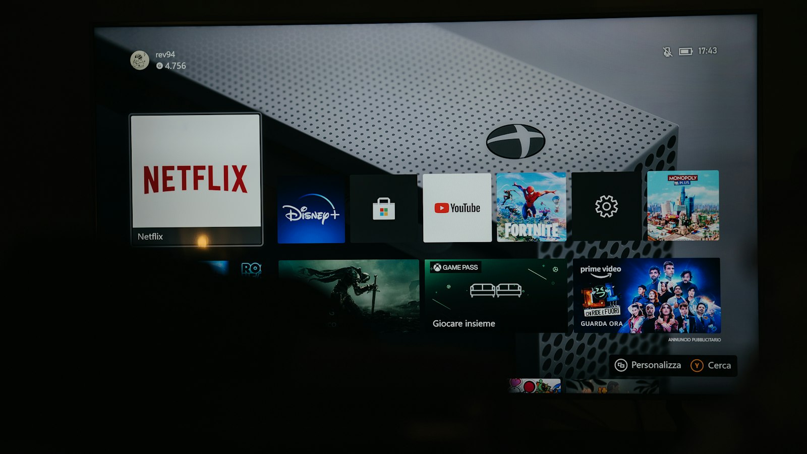 Televisor con una biblioteca de películas