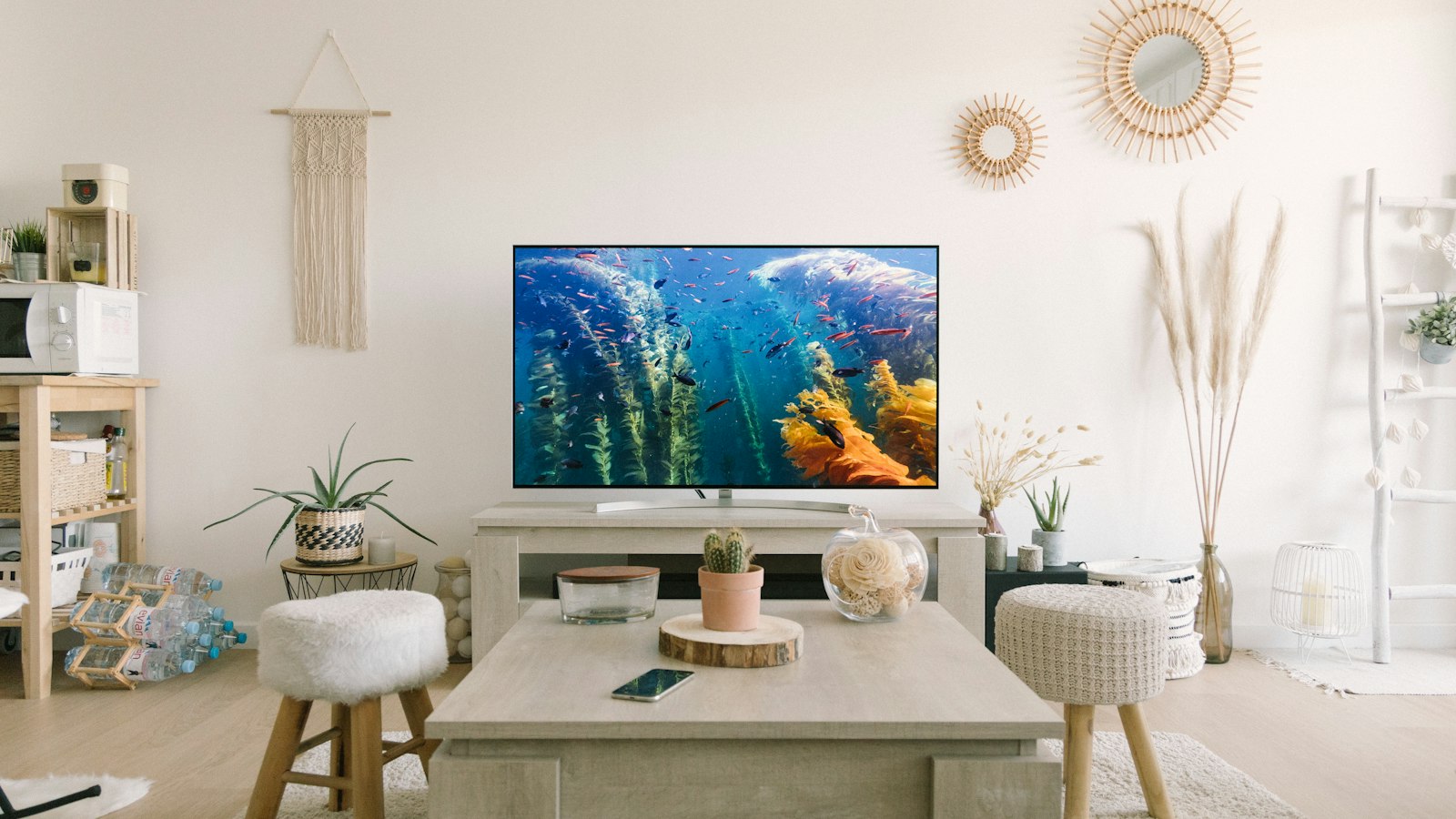 Televisor encendido sobre una mesa blanca