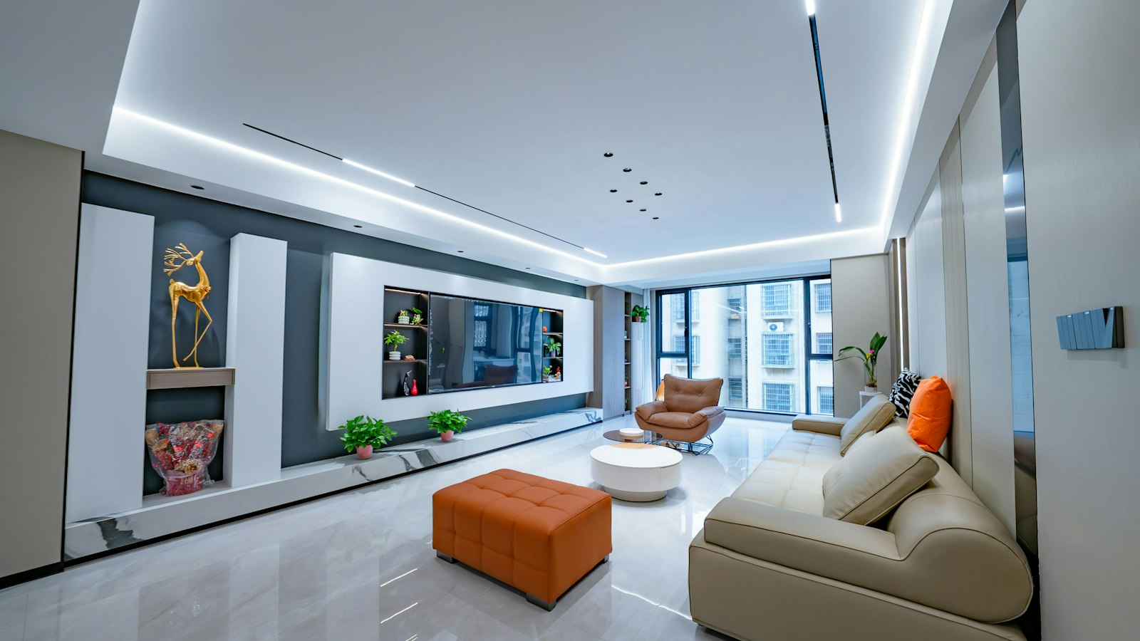 Salón moderno con luz ambiental