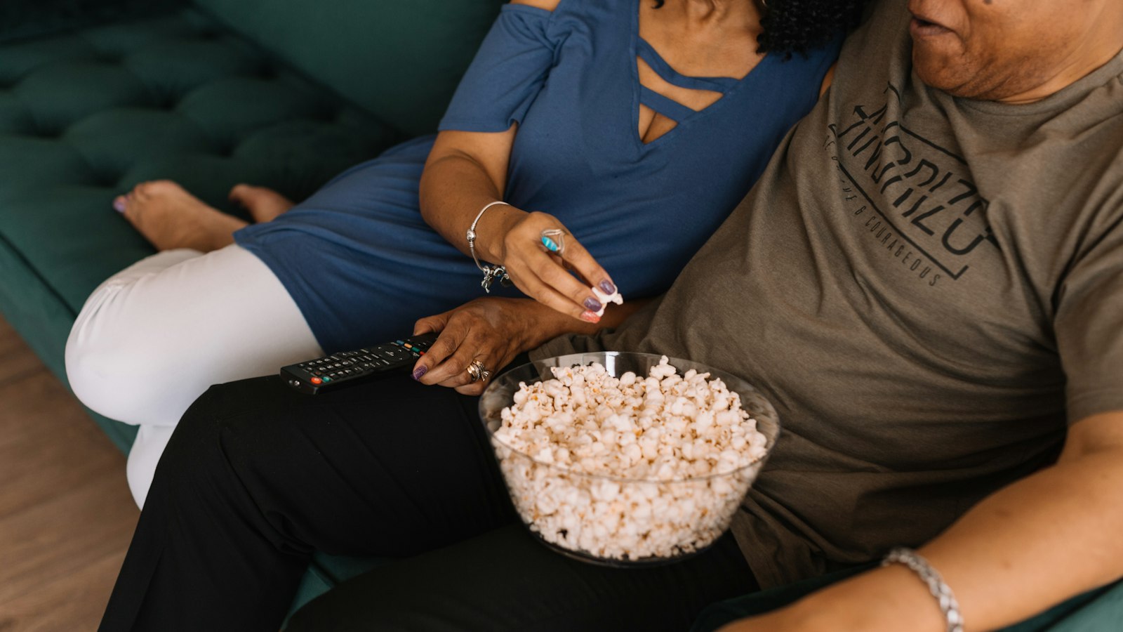 Stel met popcorn voor de tv