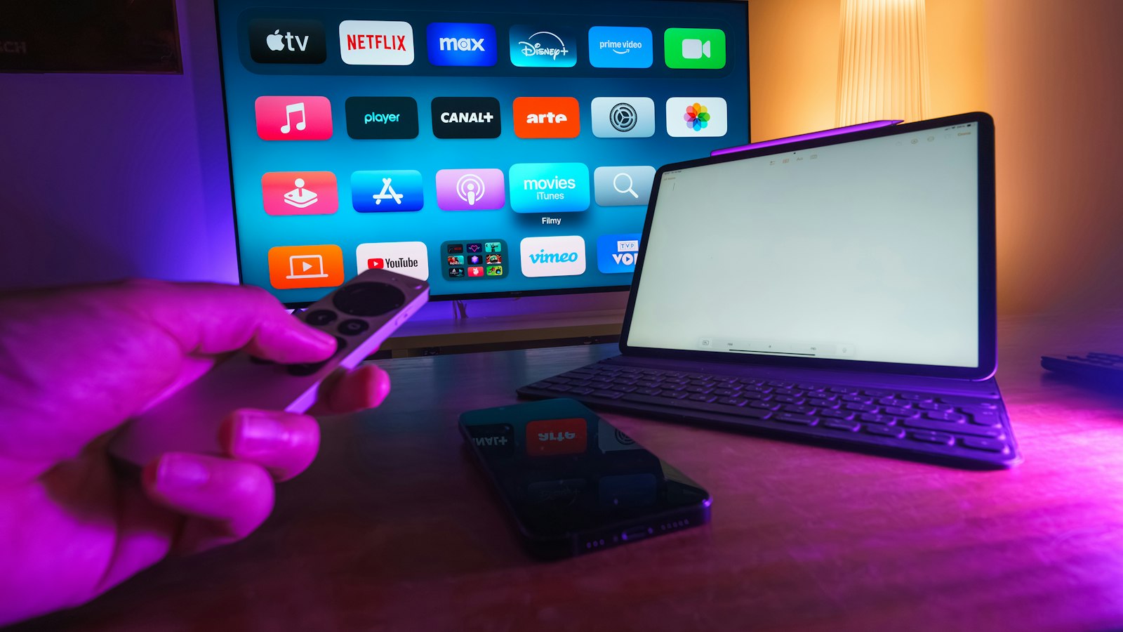 Mando delante de un televisor