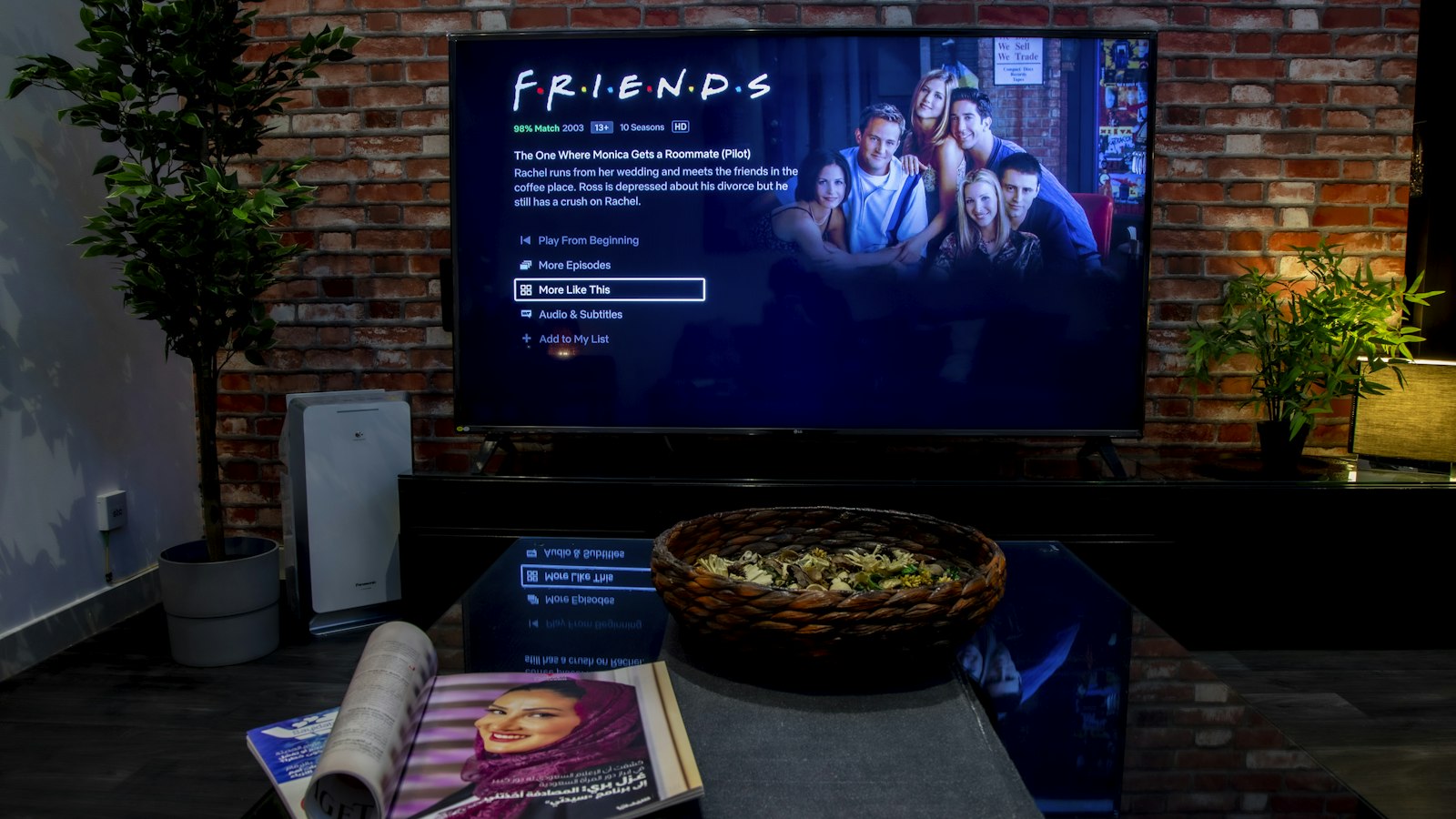 Tv aan een bakstenen muur